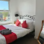 Cosy 2 Bed Apt For Families With Free Parking